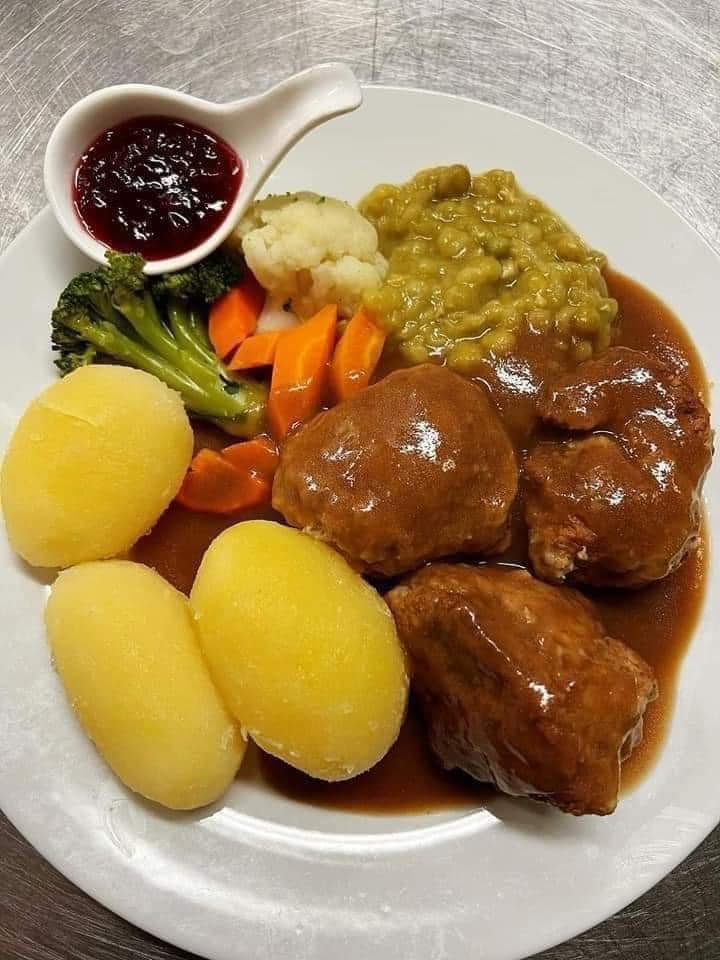 Kjøttkaker med ertestuing