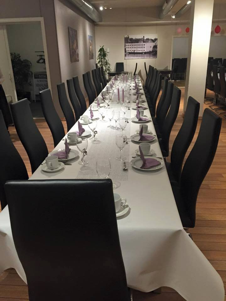 Oppdekket bord med lilla dekor